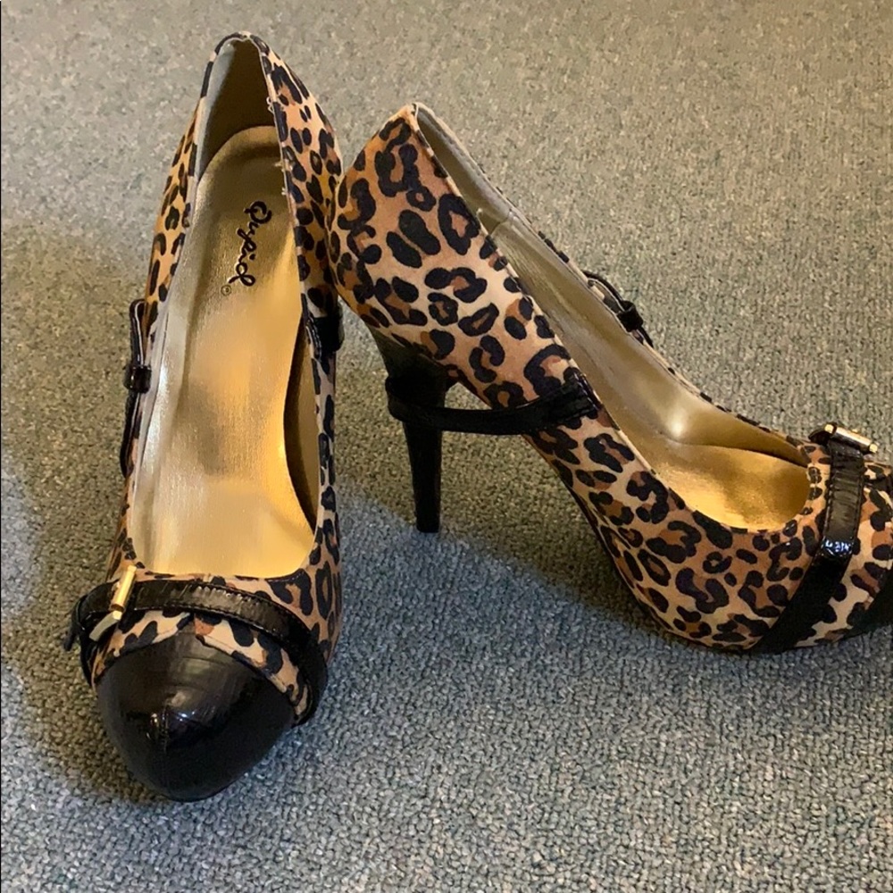Leopard print 4 inch pumps